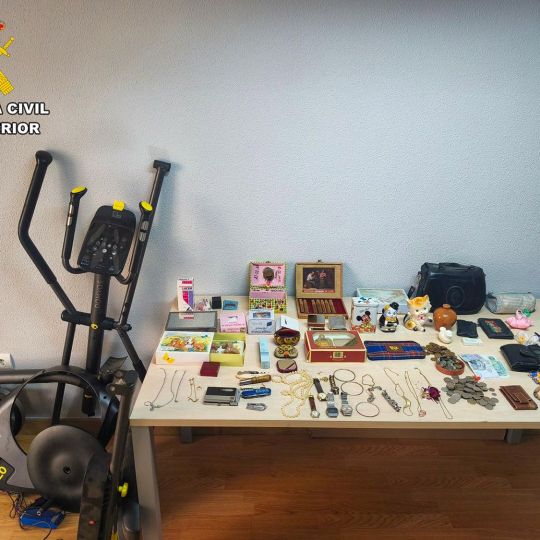 Detenida una joven de 21 años por dos robos en viviendas y un estanco en la provincia de León Detenida una joven de 21 años por dos robos en viviendas y un estanco en la provincia de León