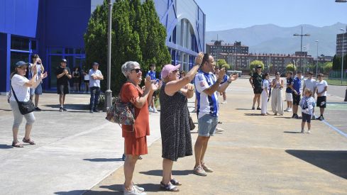 Un grupo de aficionados despidió al autobus de la Ponferradina Un grupo de aficionados despidió al autobus de la Ponferradina