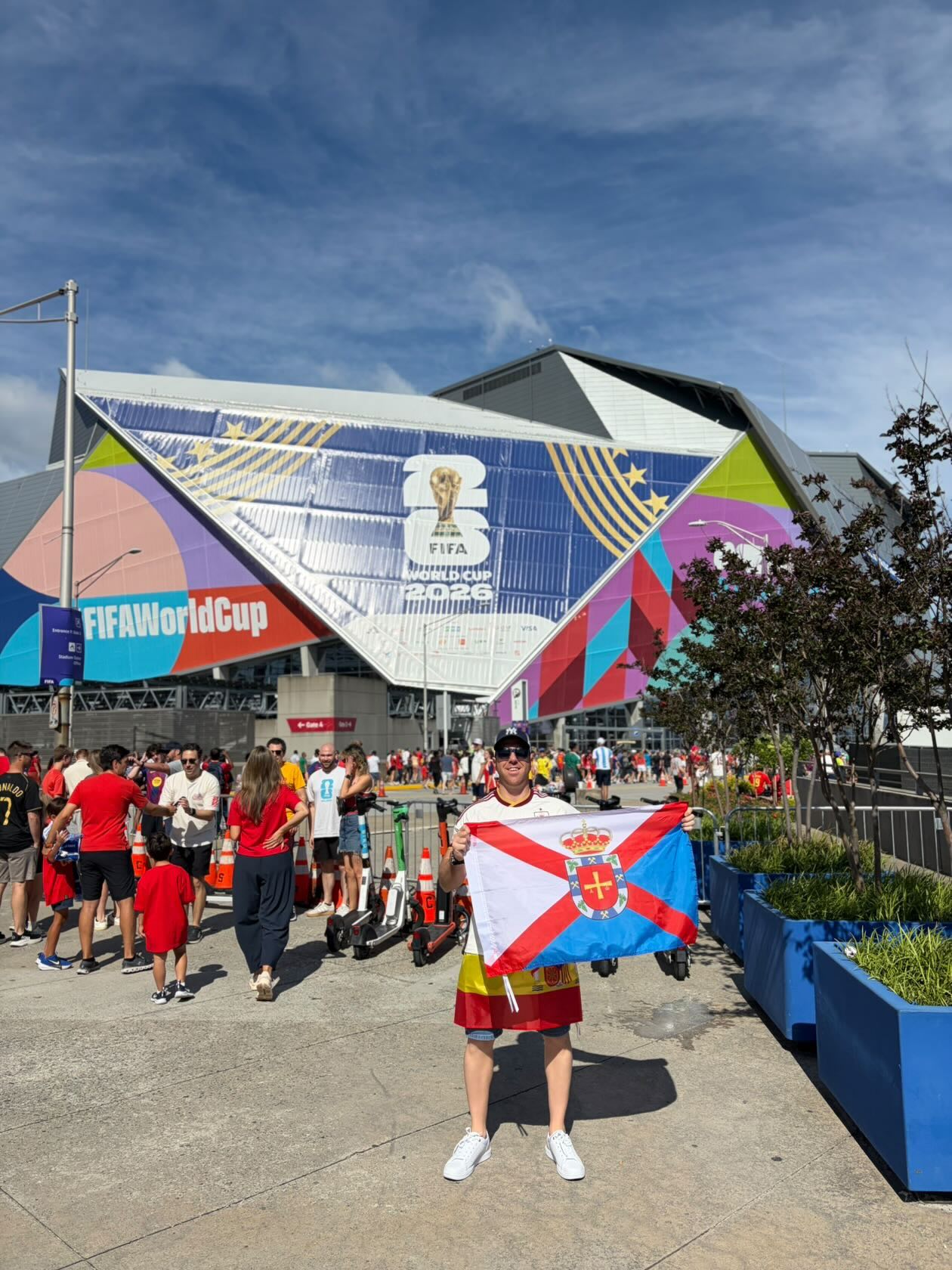 La bandera del Bierzo presente en los aledaños del Mercedes Benz