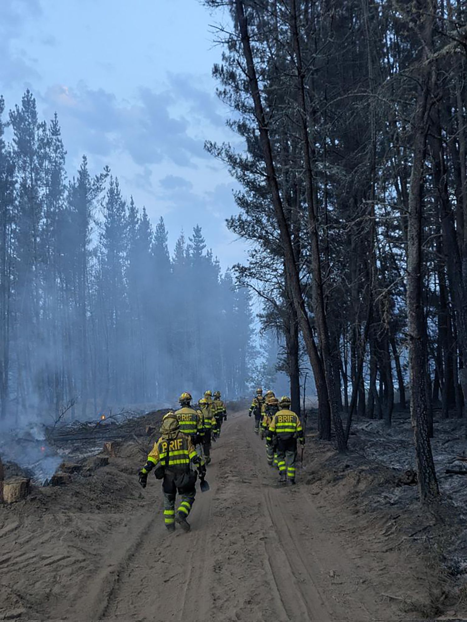 Los bomberos de la Brif Tabuyo abandonan el incendio de San Vicente (Arganza)