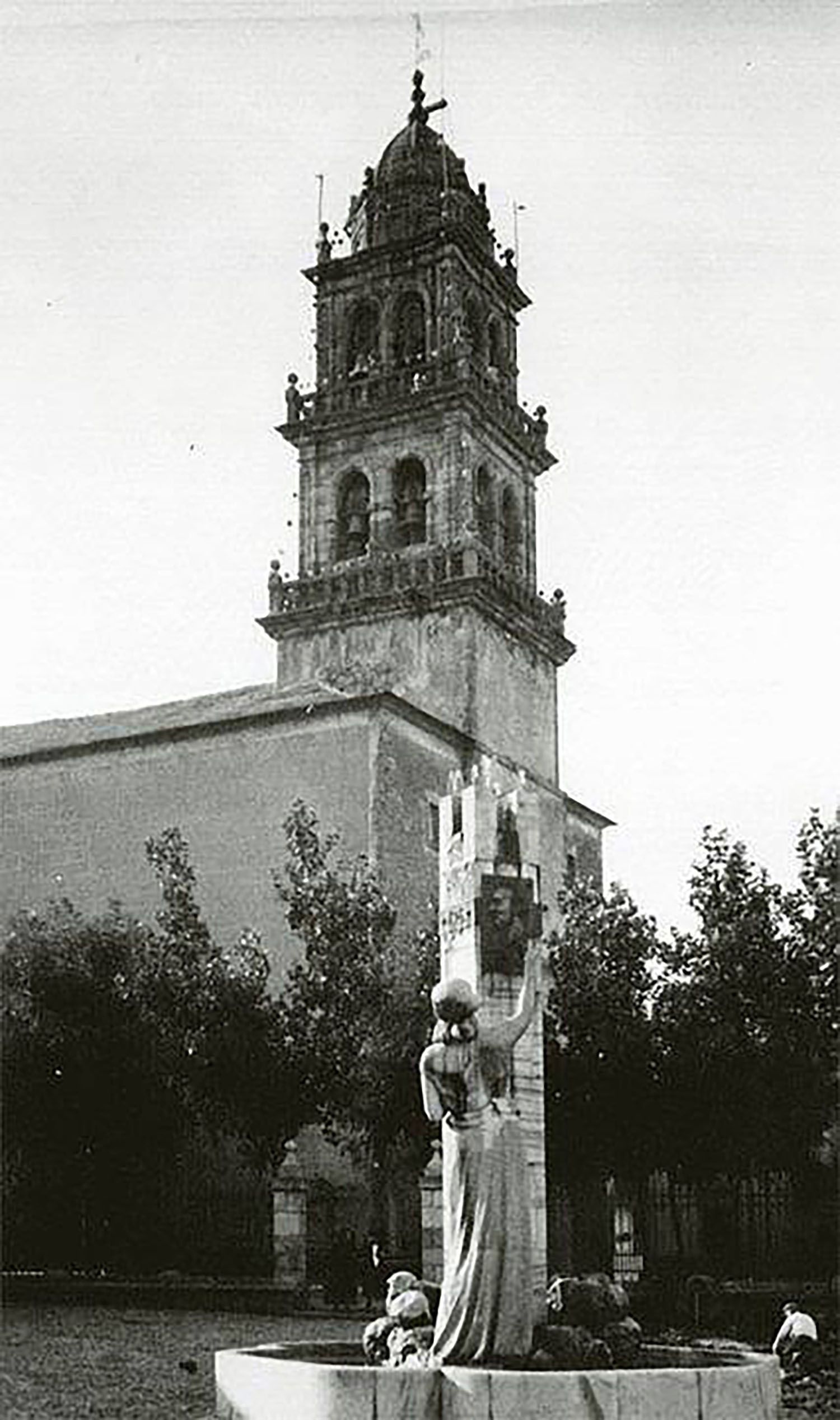 La Carrasca en la Plaza de La Encina | Foto: Compartida por María Luisa Santamarina en el grupo de Facebook 'Fotos antiguas de Ponferrada y El Bierzo' La Carrasca en la Plaza de La Encina | Foto: Compartida por María Luisa Santamarina en el grupo de Facebook 'Fotos antiguas de Ponferrada y El Bierzo'