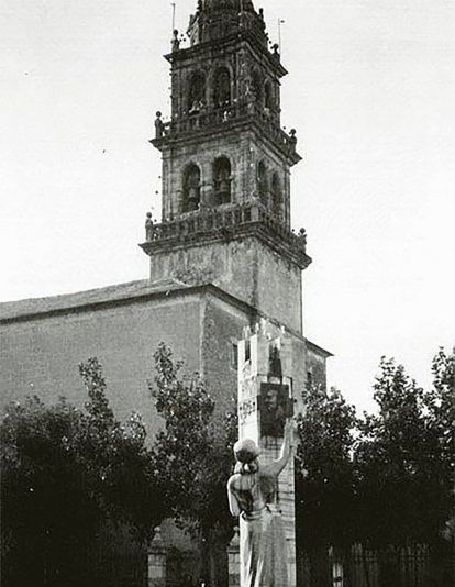 La Carrasca en la Plaza de La Encina | Foto: Compartida por María Luisa Santamarina en el grupo de Facebook 'Fotos antiguas de Ponferrada y El Bierzo' La Carrasca en la Plaza de La Encina | Foto: Compartida por María Luisa Santamarina en el grupo de Facebook 'Fotos antiguas de Ponferrada y El Bierzo'