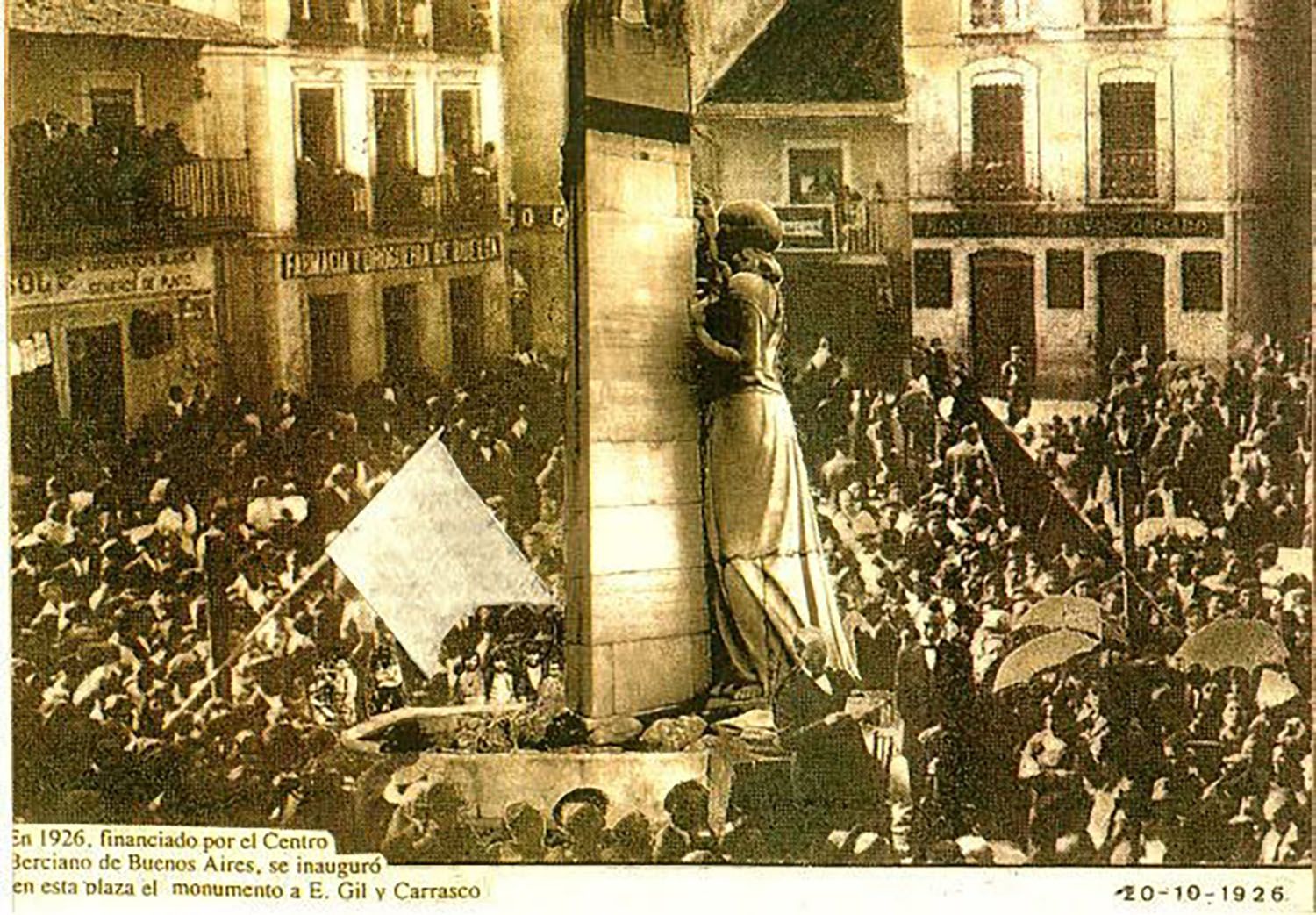 Inauguración de La Carrasca en la Plaza de La Encina | Foto: Compartida por Jesús Martínez en el grupo de Facebook 'Fotos antiguas de Ponferrada y El Bierzo' Inauguración de La Carrasca en la Plaza de La Encina | Foto: Compartida por Jesús Martínez en el grupo de Facebook 'Fotos antiguas de Ponferrada y El Bierzo'