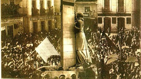 Inauguración de La Carrasca en la Plaza de La Encina | Foto: Compartida por Jesús Martínez en el grupo de Facebook 'Fotos antiguas de Ponferrada y El Bierzo'
