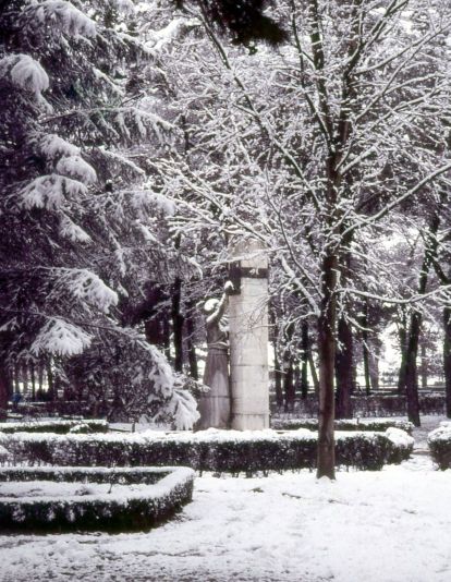 La Carrasca bajo la nieve en el Plantío | Foto: Compartida por Gabriel Fernández en el grupo de Facebook 'Fotos antiguas de Ponferrada y El Bierzo' La Carrasca bajo la nieve en el Plantío | Foto: Compartida por Gabriel Fernández en el grupo de Facebook 'Fotos antiguas de Ponferrada y El Bierzo'