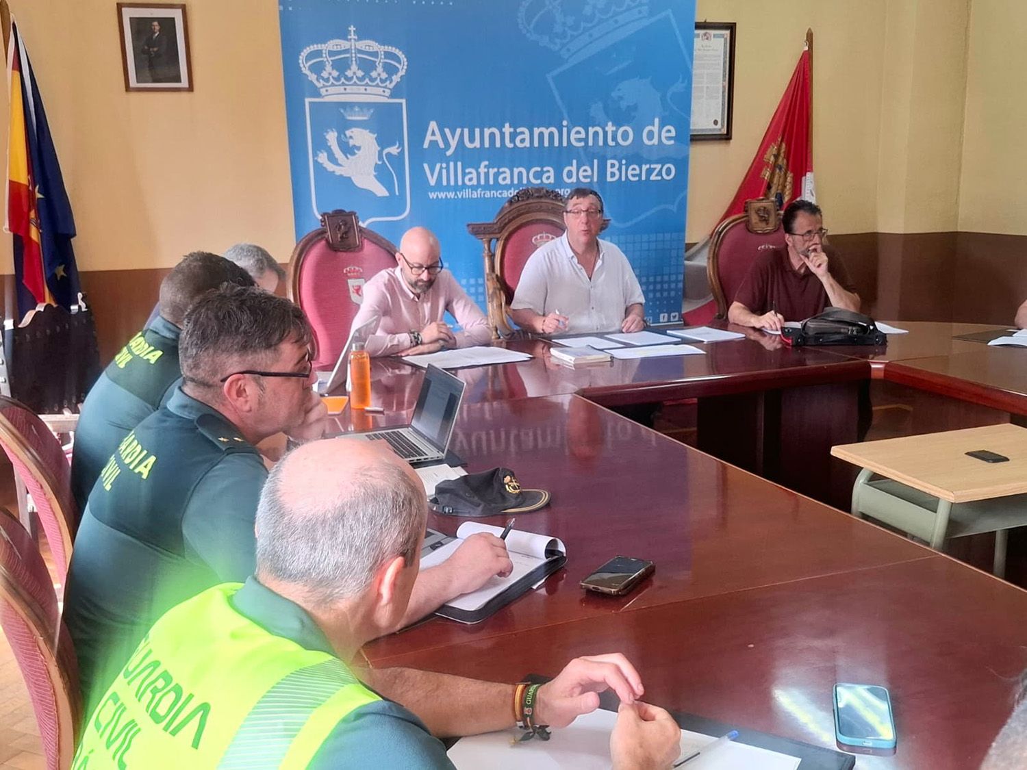 Reunión para establecer la seguridad en Villafranca del Bierzi
