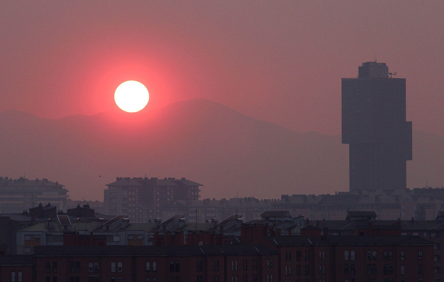 El sol enrojecido por el humo de los incendios en Ponferrada César Hornija ICAL El sol enrojecido por el humo de los incendios en Ponferrada César Hornija ICAL