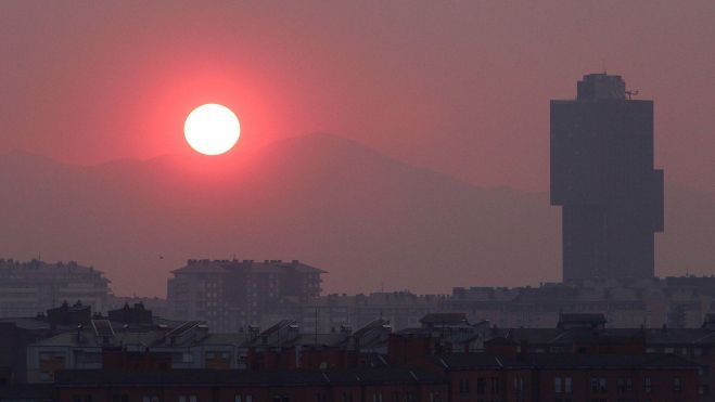 El sol enrojecido por el humo de los incendios en Ponferrada César Hornija ICAL El sol enrojecido por el humo de los incendios en Ponferrada César Hornija ICAL