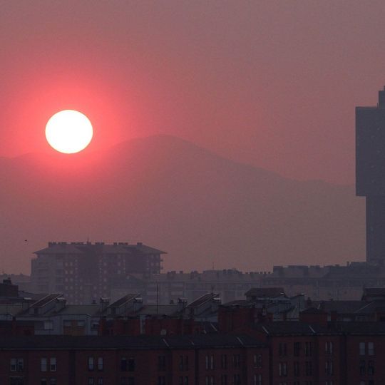 El sol enrojecido por el humo de los incendios en Ponferrada César Hornija ICAL