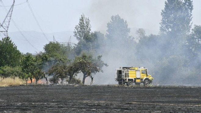 Medios terrestres trabajan en la extinción de un incencio urbano-forestal en Fuentesnuevas (Ponferrada) Medios terrestres trabajan en la extinción de un incencio urbano-forestal en Fuentesnuevas (Ponferrada)