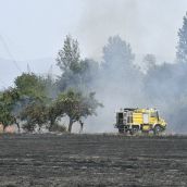 Medios terrestres trabajan en la extinción de un incencio urbano-forestal en Fuentesnuevas (Ponferrada) Medios terrestres trabajan en la extinción de un incencio urbano-forestal en Fuentesnuevas (Ponferrada)