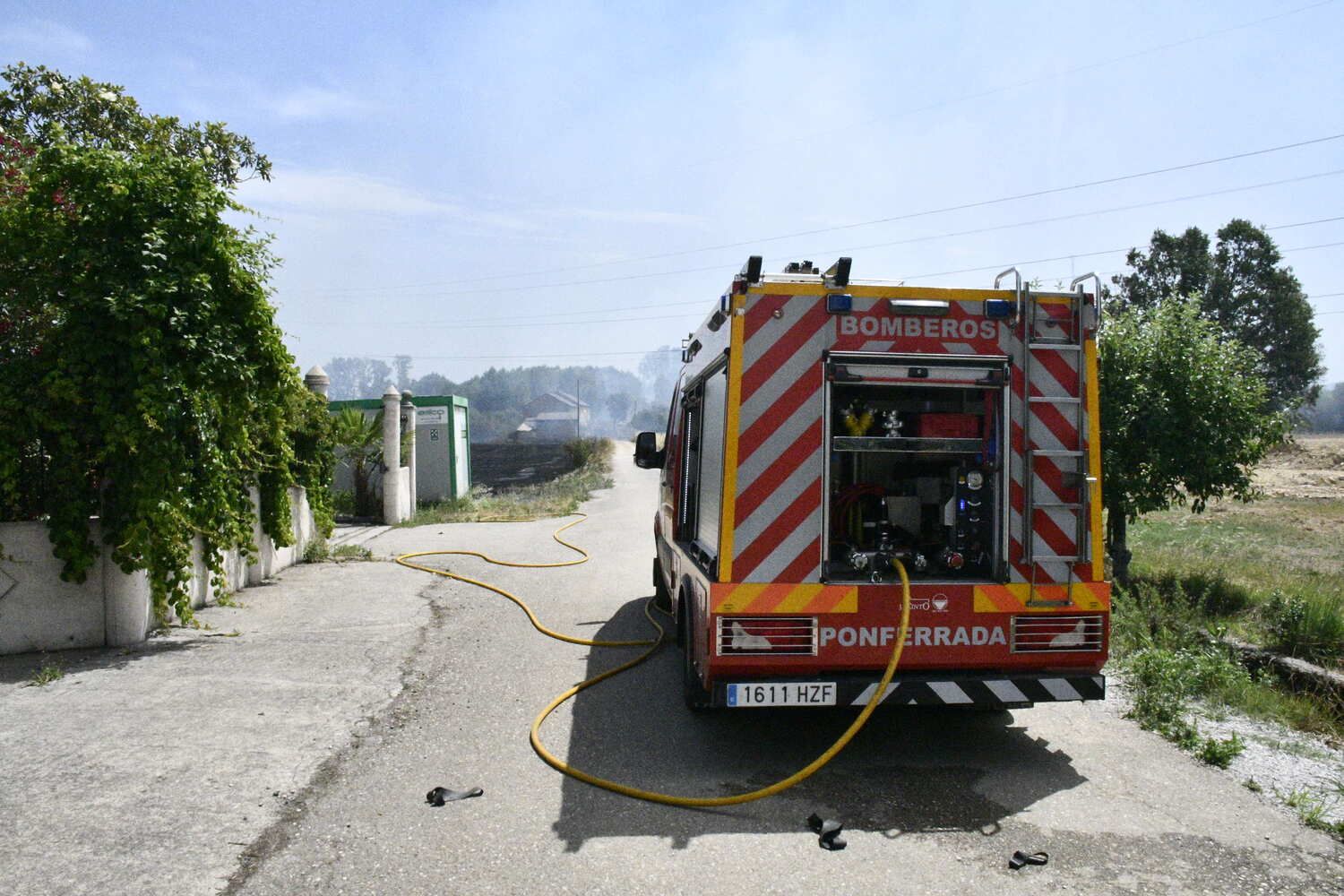 Bomberos de Ponferrada en su intervención en el incendio de Fuentesnuevas | Dani Merino Bomberos de Ponferrada en su intervención en el incendio de Fuentesnuevas | Dani Merino