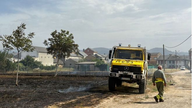 Un incendio moviliza medios junto a una zona de viviendas de Camponaraya Un incendio moviliza medios junto a una zona de viviendas de Camponaraya