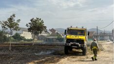 Un incendio moviliza medios junto a una zona de viviendas de Camponaraya