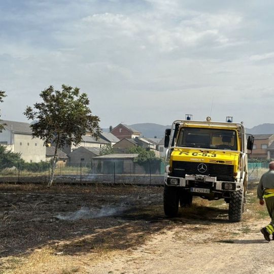 Un incendio moviliza medios junto a una zona de viviendas de Camponaraya