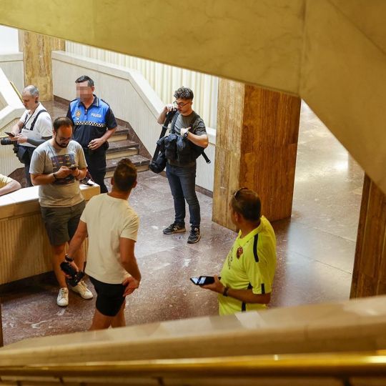 Concha Ortega / ICAL . La Guardia Civil registra dependencias del Ayuntamiento de Soria por orden judicial. En la imagen compañeros de los medios de comunicación esperan en el ayuntamiento de Soria a que finalice el registro Concha Ortega / ICAL . La Guardia Civil registra dependencias del Ayuntamiento de Soria por orden judicial. En la imagen compañeros de los medios de comunicación esperan en el ayuntamiento de Soria a que finalice el registro