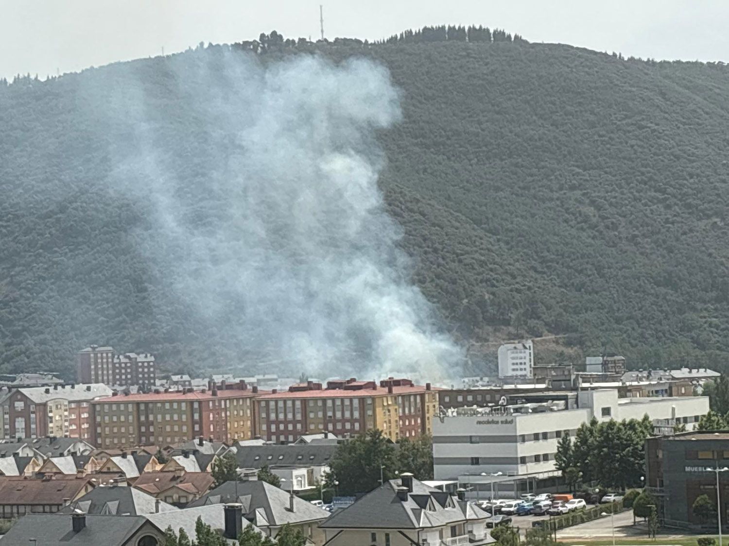 Incendio de pasto en avenida de los Escritores en Ponferrada Incendio de pasto en avenida de los Escritores en Ponferrada