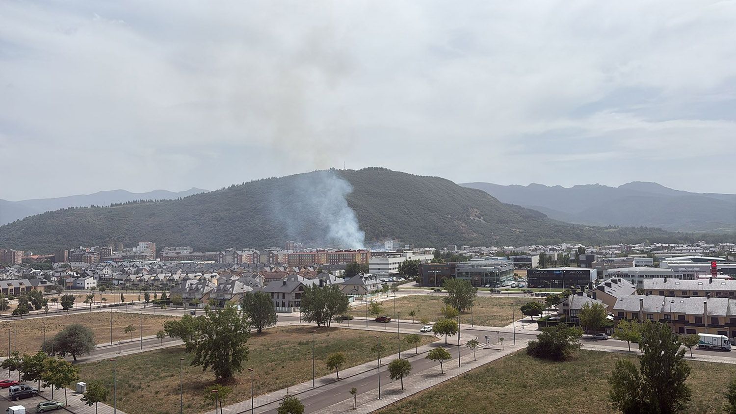 Incendio de pasto desde La Rosaleda Incendio de pasto desde La Rosaleda