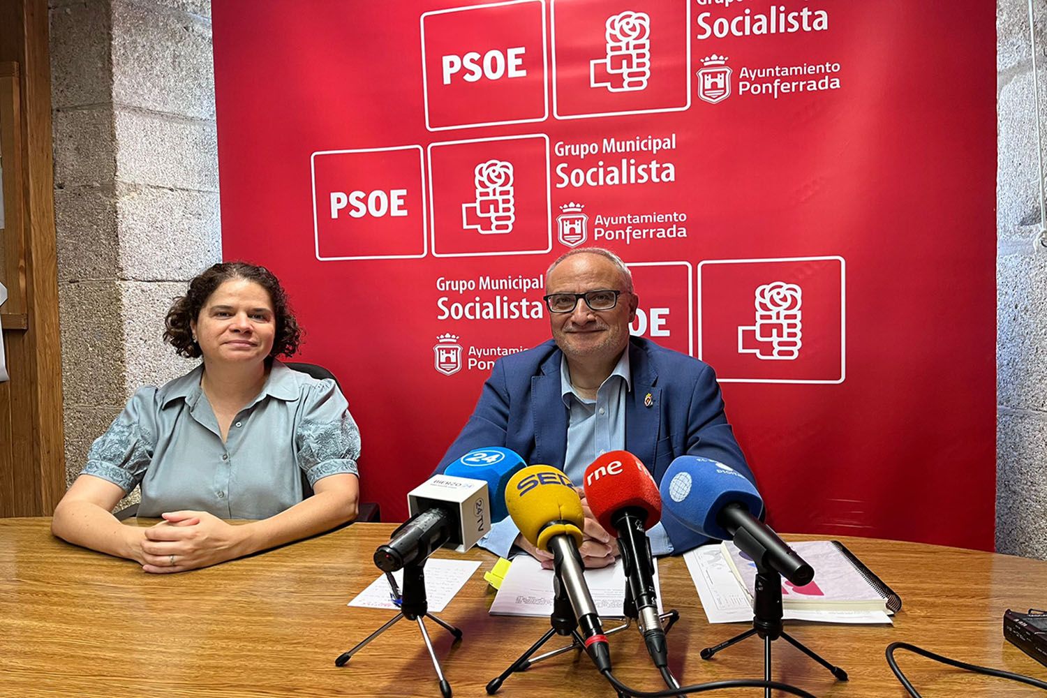 El PSOE de Ponferrada denuncia la adjudicación del nuevo contrato de la ORA y retirada de vehículos aprobada por la Junta de Gobierno Local
