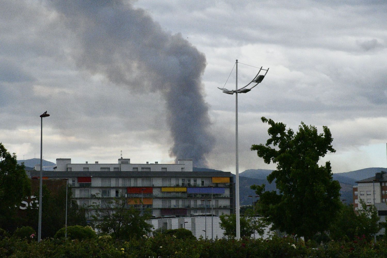 Incendio forestal visto desde Ponferrada (1)