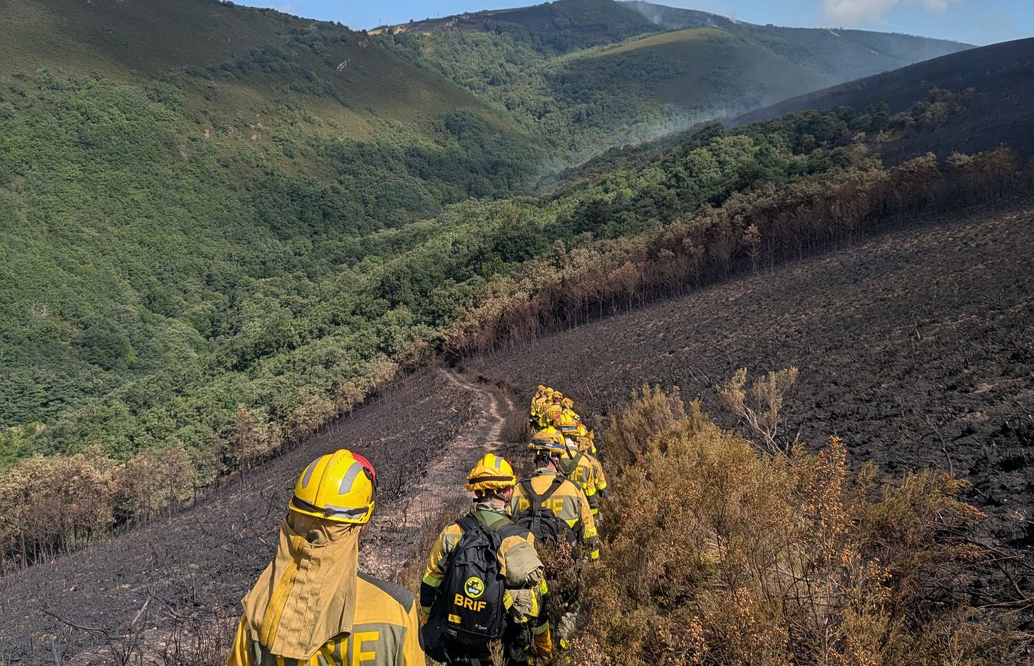 Brif Tabuyo lucha contra uno de los incendios activos