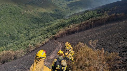 Brif Tabuyo lucha contra uno de los incendios activos