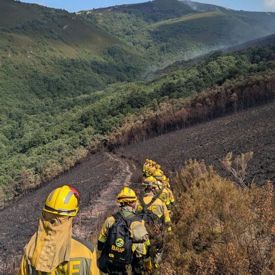 Brif Tabuyo lucha contra uno de los incendios activos