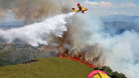 El incendio de Pradela se 'reactiva' con un nuevo foco en las inmediaciones del perímetro estabilizado | ATBrif