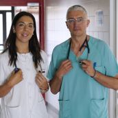 Marina Vázquez, primera Médico Interno Residente de Urgencias que se forma en el Bierzo, junto al jefe de Urgencias del hospital del Bierzo, José Ramón Casal | César Sánchez / ICAL