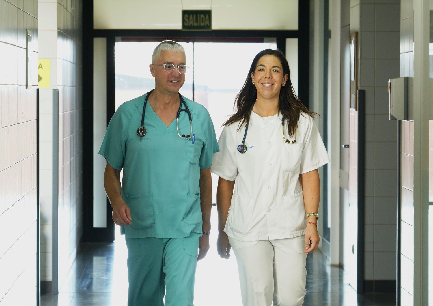 Marina Vázquez, primera Médico Interno Residente de Urgencias que se forma en el Bierzo, junto al jefe de Urgencias del hospital del Bierzo, José Ramón Casal | César Sánchez / ICAL