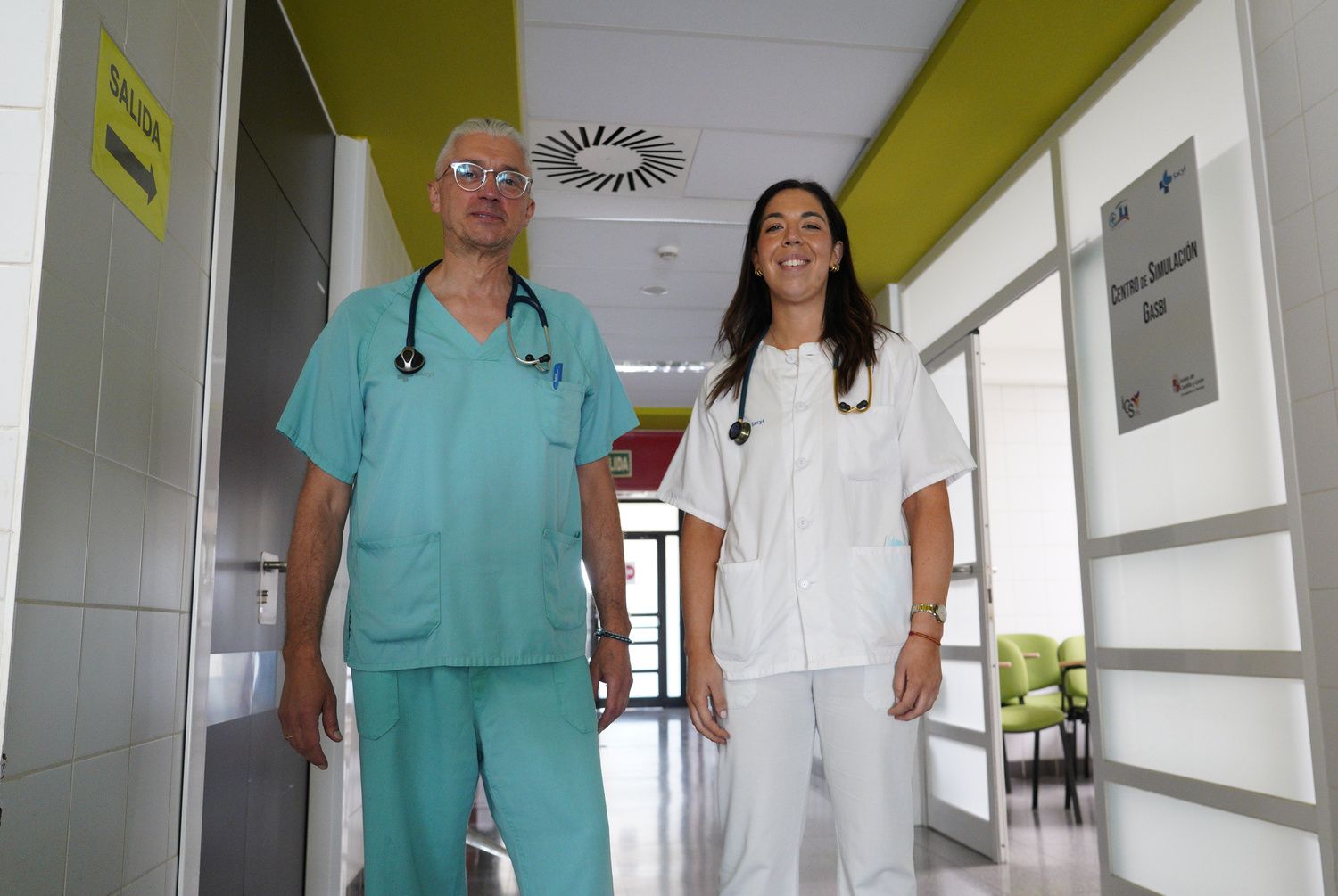 Marina Vázquez, primera Médico Interno Residente de Urgencias que se forma en el Bierzo, junto al jefe de Urgencias del hospital del Bierzo, José Ramón Casal | César Sánchez / ICAL