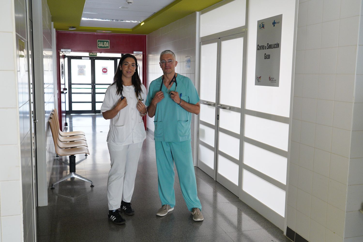 Marina Vázquez, primera Médico Interno Residente de Urgencias que se forma en el Bierzo, junto al jefe de Urgencias del hospital del Bierzo, José Ramón Casal | César Sánchez / ICAL