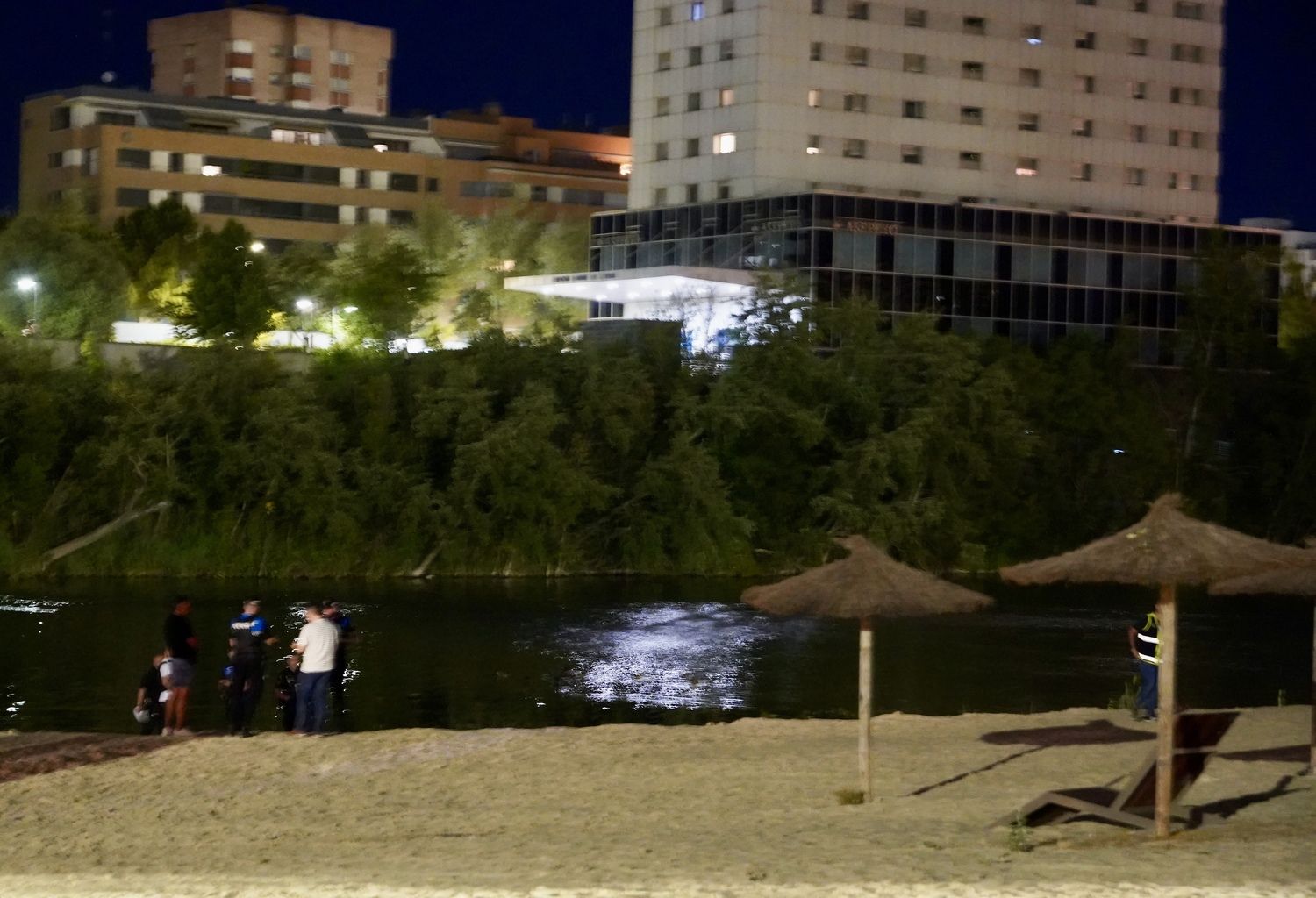Fallece un niño de 9 años desaparecido en el agua en la playa de Las Moreras, en Valladolid | Miriam Chacón / ICAL