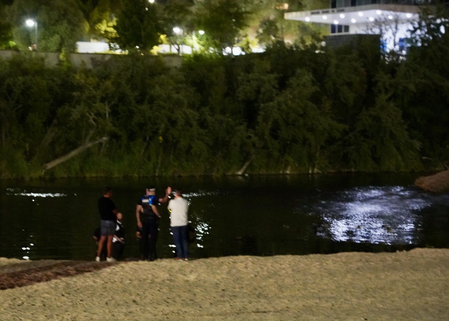Fallece un niño de 9 años desaparecido en el agua en la playa de Las Moreras, en Valladolid | Miriam Chacón / ICAL