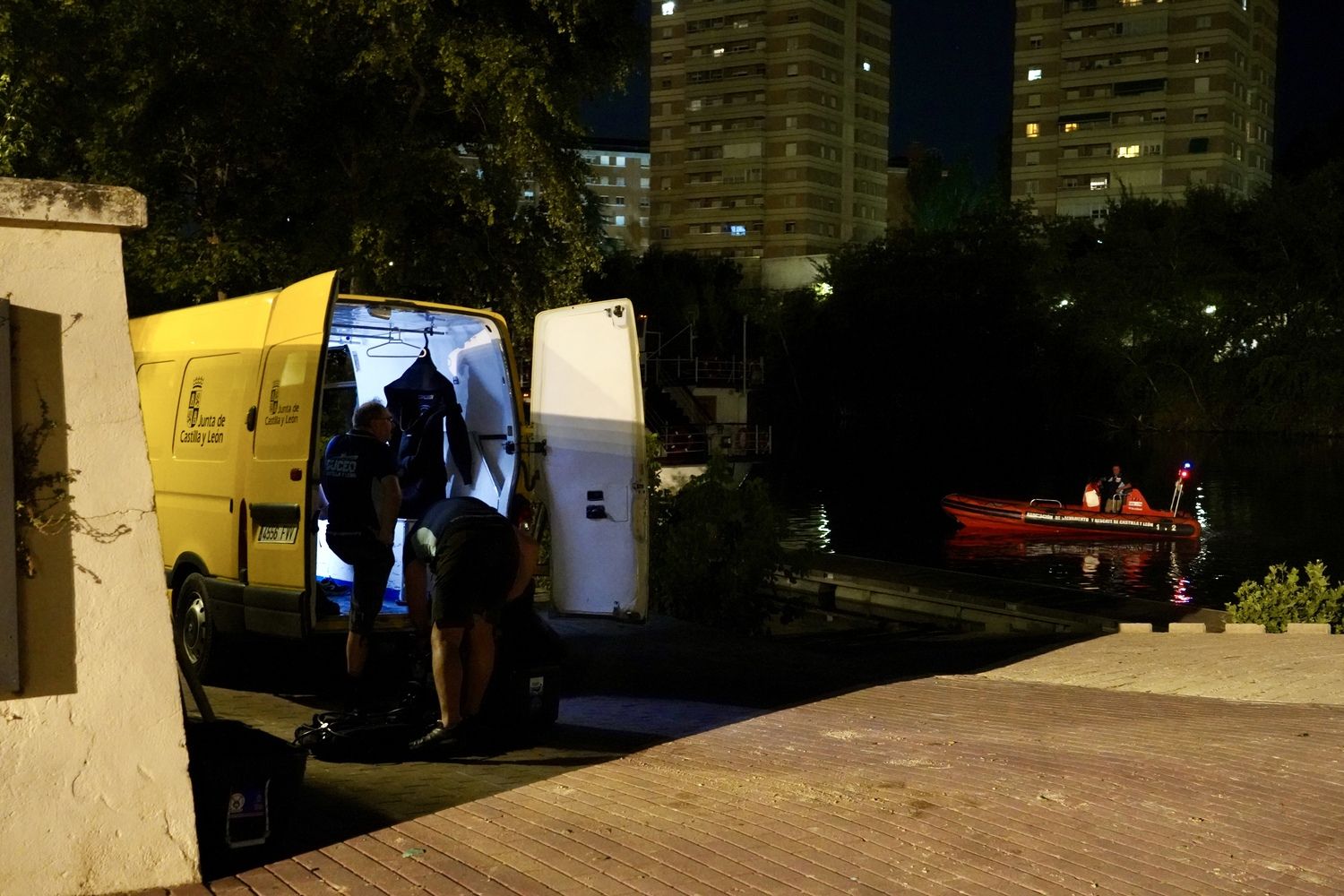 Fallece un niño de 10 años desaparecido en el agua en la playa de Las Moreras, en Valladolid | Miriam Chacón / ICAL