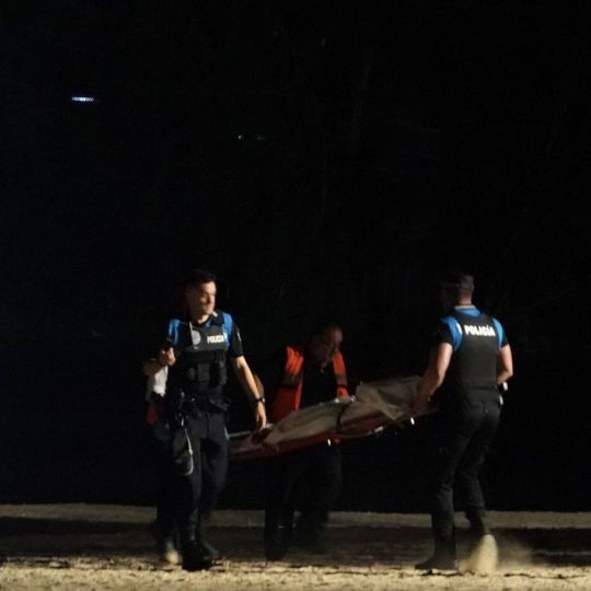 Fallece un niño de 9 años desaparecido en el agua en la playa de Las Moreras, en Valladolid | Miriam Chacón / ICAL