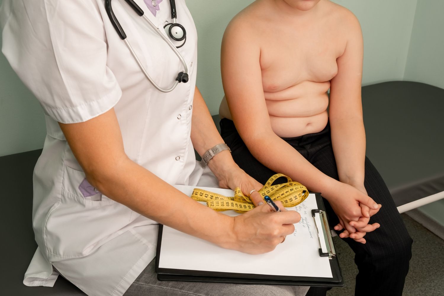 Revisión médica de un niño con obesidad | iStock - ELENA BESSONOVA
