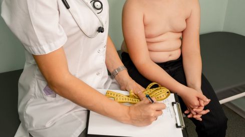 Revisión médica de un niño con obesidad | iStock - ELENA BESSONOVA