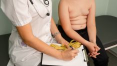 Revisión médica de un niño con obesidad | iStock - ELENA BESSONOVA