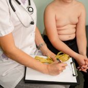 Revisión médica de un niño con obesidad | iStock - ELENA BESSONOVA