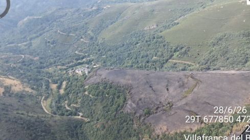 El incendio de Pradela baja a Nivel 1 tras una noche clave con fuego técnico que frenó el avance hacia Cela | X: NaturalezaCyL