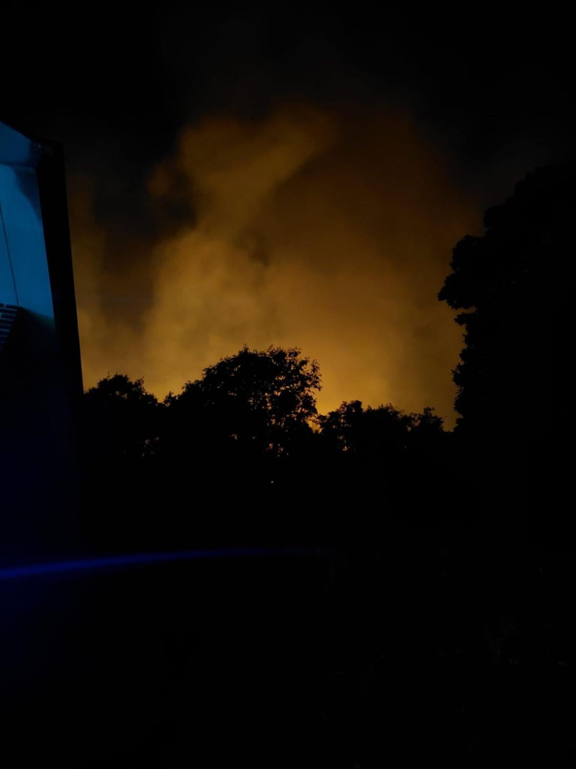 Columna de humo del incendio de Pradela iluminada por las llamas (Vertical) | Cedida a InfoBierzo
