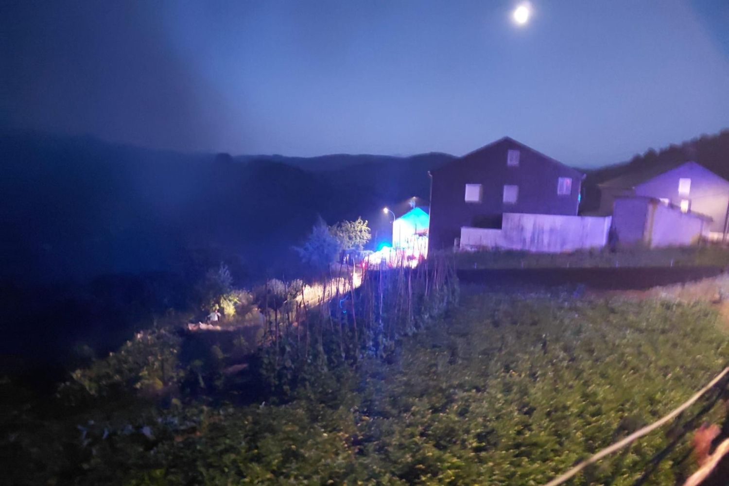 Operativo desplegado para defender Cela (Villafranca del Bierzo) del incendio de Pradela | Cedida a InfoBierzo