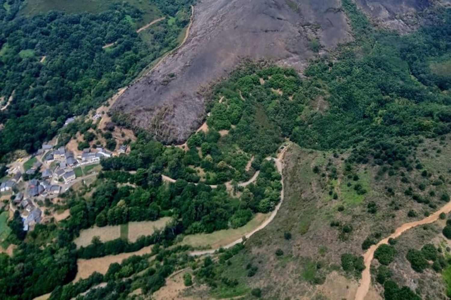 Estado del incendio de Pradela cerca de la localidad de Cela, en Villafranca del Bierzo | ATBrif