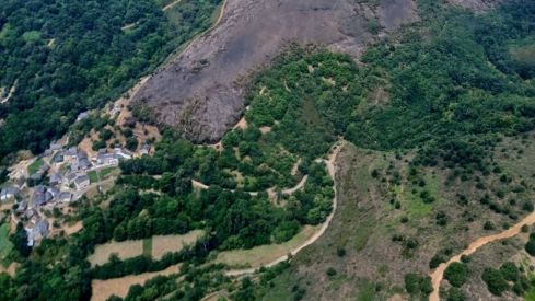 Estado del incendio de Pradela cerca de la localidad de Cela, en Villafranca del Bierzo | ATBrif