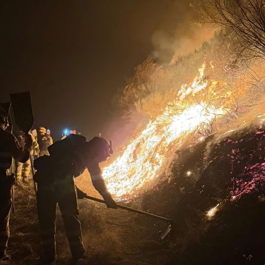 Trabajo nocturno de las BRIF Laza y Tineo en el incendio de Pradela