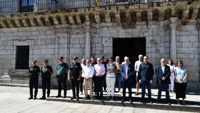 Minuto de silencio en el Ayto de Ponferrada (2)