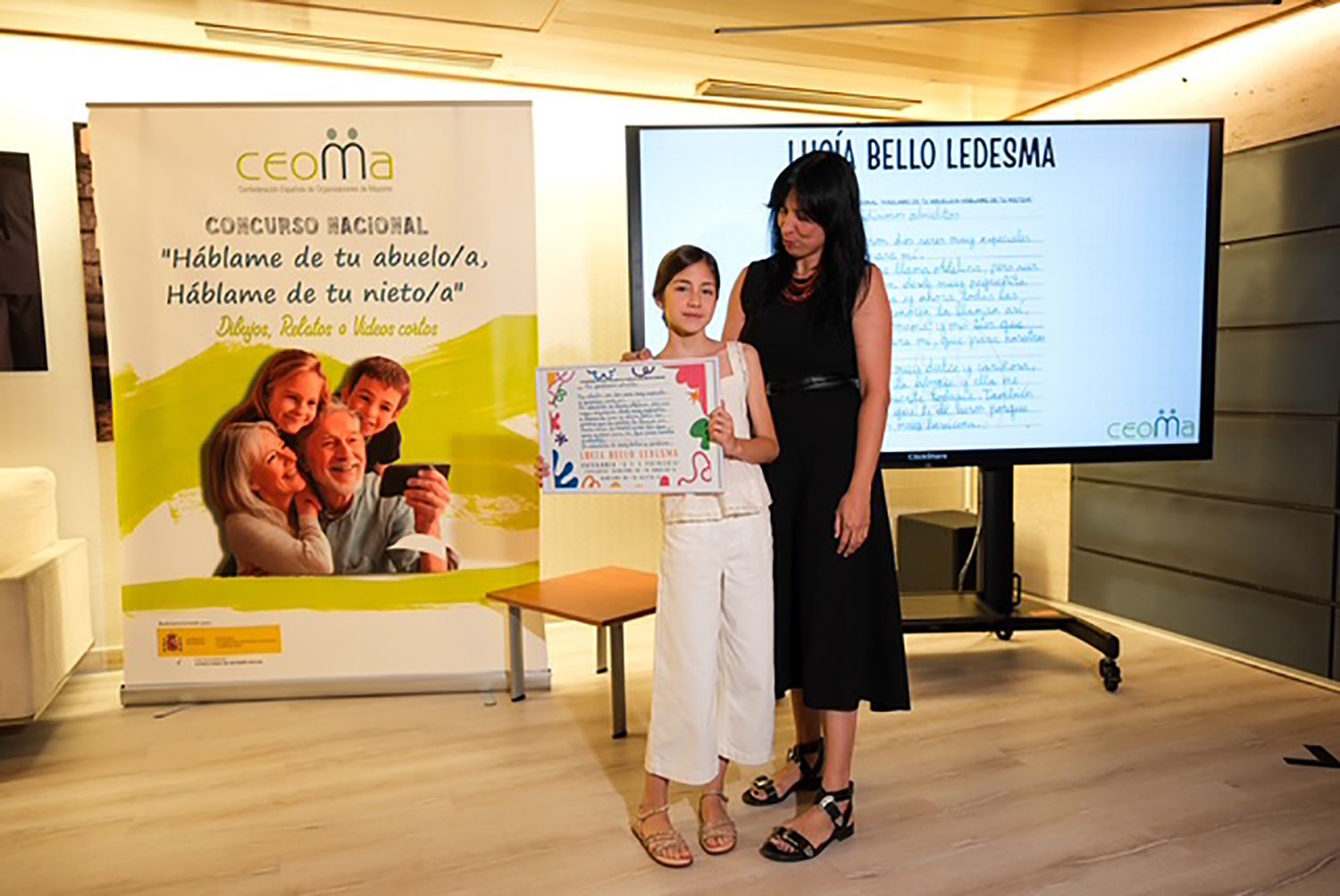 Lucía Bello recibe su premio