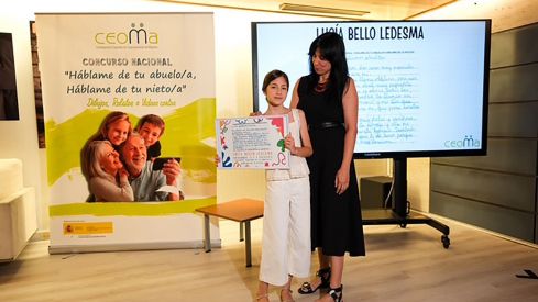 Lucía Bello recibe su premio