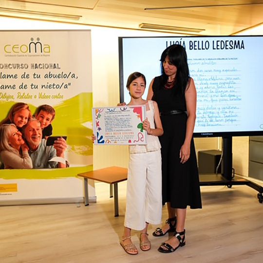 Lucía Bello recibe su premio